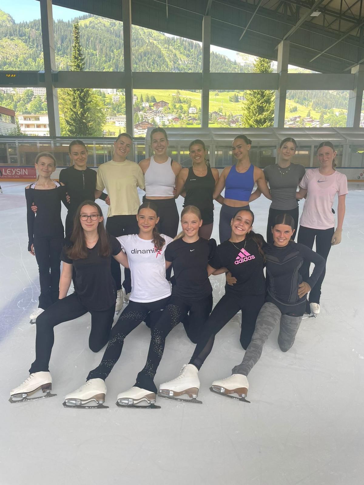Le groupe du club sur la glace au camp de Leysin 2024
