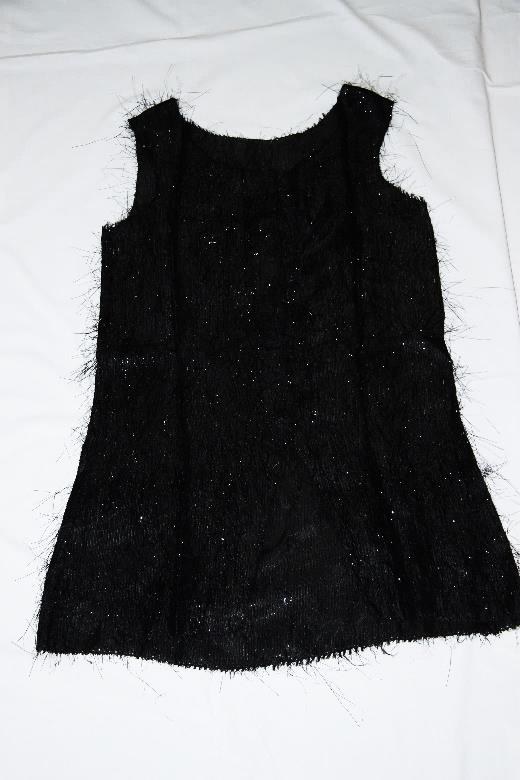 Gilet et robes noires « poilues »
